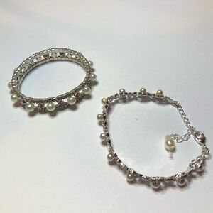 Silver Tone Pearl Rhinestone 2 Bracelet Set
Stretch and clasp styles